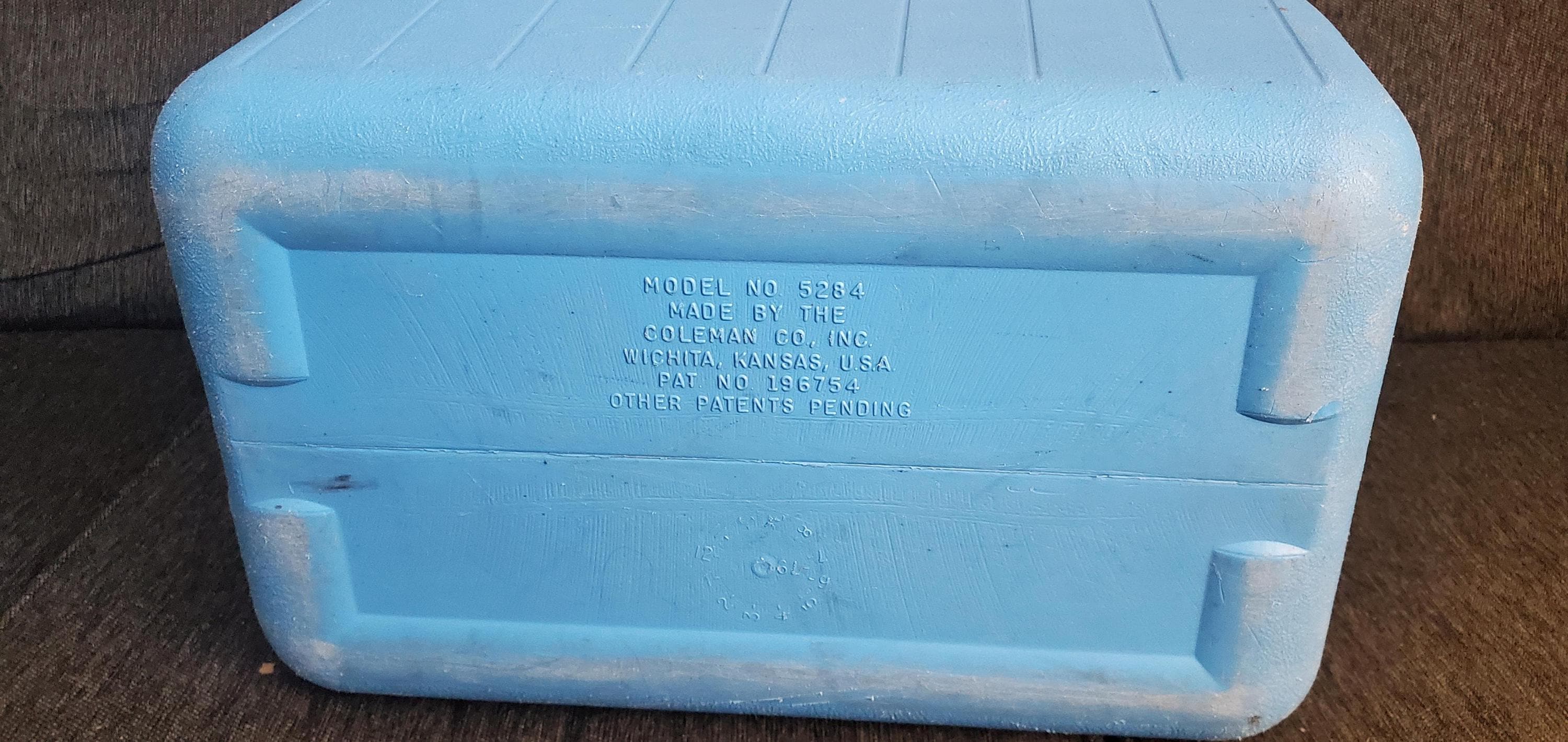 Vintage 1979 Coleman Polylite 40 Quart Blue Snap Latch Domed Lid