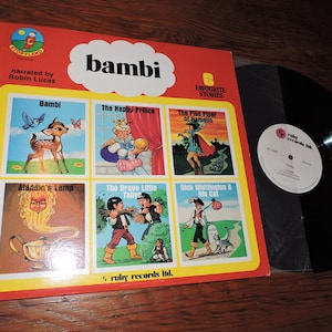 Könnte beinhalten: Ein rotes und gelbes Schallplattenalbumcover mit dem Titel "bambi" und Bildern von sechs klassischen Kindergeschichten. Die Geschichten beinhalten "Bambi", "Der glückliche Prinz", "Der Rattenfänger von Hameln", "Aladins Lampe", "Der tapfere kleine Schneider" und "Dick Whittington und seine Katze". Das Album wird von Robin Lucas erzählt.