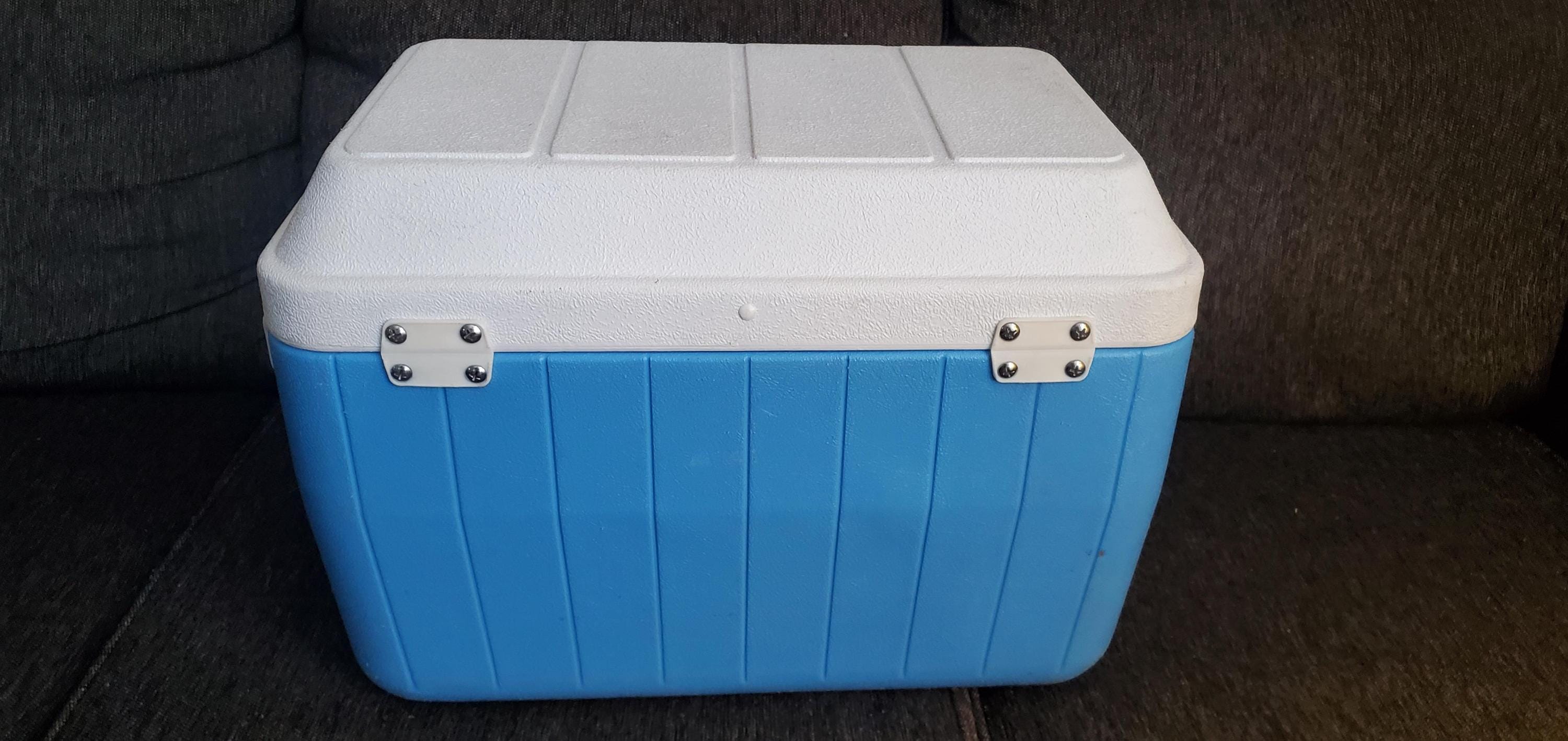 Vintage 1979 Coleman Polylite 40 Quart Blue Snap Latch Domed Lid