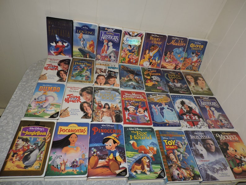 Pu&ograve; includere: Una collezione di videocassette VHS Disney con classici animati come "Fantasia", "Il Re Leone" e "Gli Aristogatti". Le cassette presentano opere d'arte e titoli colorati, che rappresentano una variet&agrave; di amati film d'animazione.