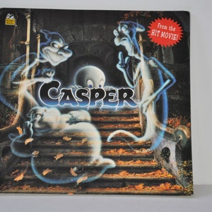 以下が含まれることがあります： ヴィンテージ映画「キャスパー」のカバー。カバーには、青と白のフォントで「キャスパー」という文字、漫画の幽霊、赤い円の中に「From the HIT MOVIE!」という文字が描かれています。