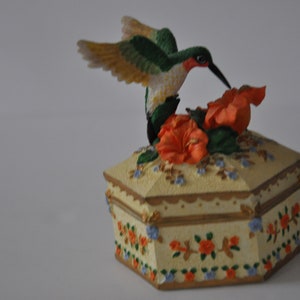 Hummingbird Musical Trinket Box Vintage Jewellery Box Cache Collectible