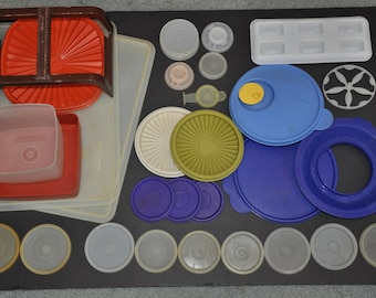 30 vintage tupperware-bakjes, deksels. Handgrepen, enz.