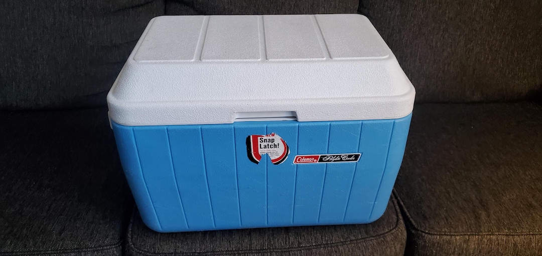 Vintage 1979 Coleman Polylite 40 Quart Blue Snap Latch Domed Lid