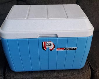 Vintage 1979 Coleman Polylite 40 Quart Blue Snap Latch Domed Lid