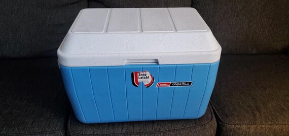 Vintage 1979 Coleman Polylite 40 Quart Blue Snap Latch Domed Lid