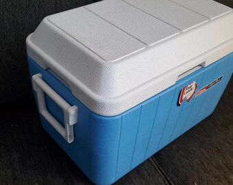 Vintage 1979 Coleman Polylite 40 Quart Blue Snap Latch Domed Lid