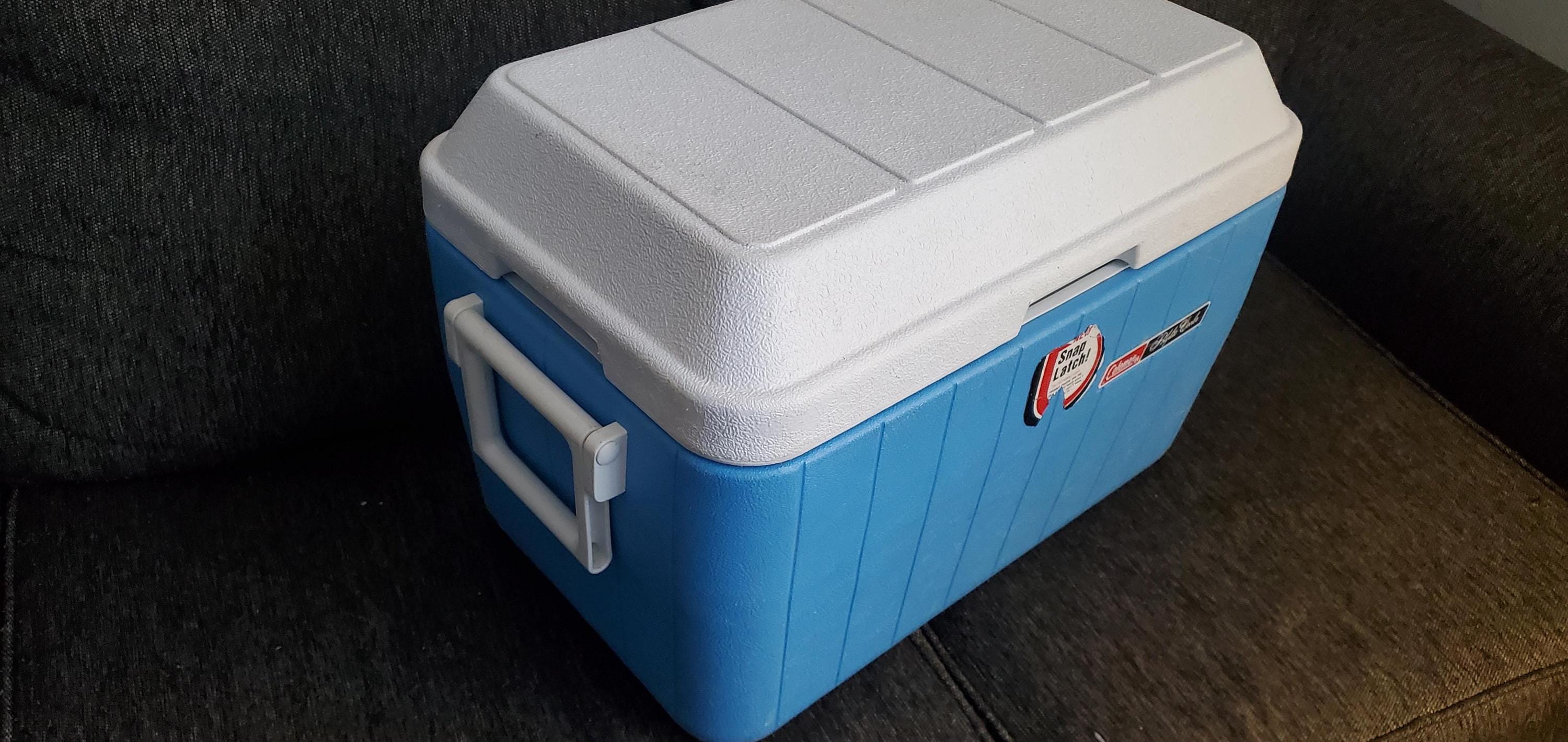 Vintage 1979 Coleman Polylite 40 Quart Blue Snap Latch Domed Lid
