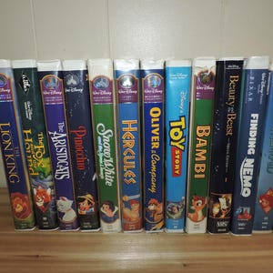 Pu&ograve; includere: Una collezione di VHS Disney, tra cui "Il Re Leone", "Red e Toby", "Gli Aristogatti", "Pinocchio", "Biancaneve", "Hercules", "Oliver & Company", "Toy Story", "Bambi", "La Bella e la Bestia", "Alla Ricerca di Nemo", "La Sirenetta" e "Cenerentola II".