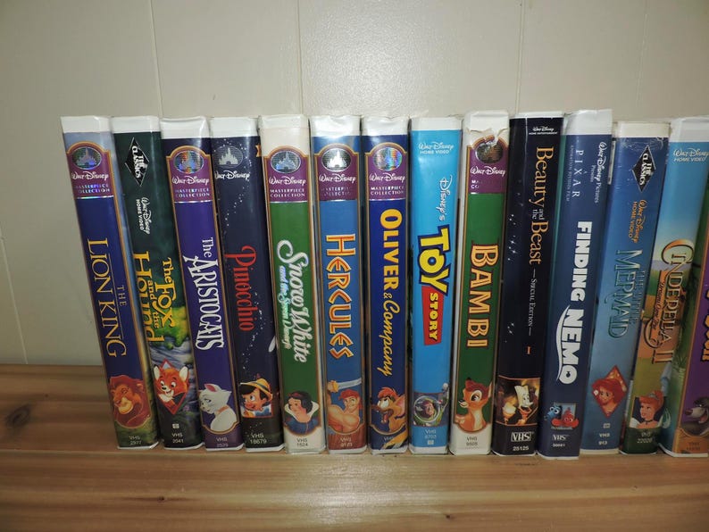 Pu&ograve; includere: Una collezione di VHS Disney, tra cui "Il Re Leone", "Red e Toby", "Gli Aristogatti", "Pinocchio", "Biancaneve", "Hercules", "Oliver & Company", "Toy Story", "Bambi", "La Bella e la Bestia", "Alla Ricerca di Nemo", "La Sirenetta" e "Cenerentola II".