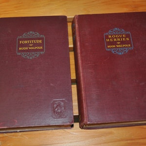 2 Matching 1930s Vintage Hugh Walpole Hardcover Fiction Books - Fortitude / Rogue Herries (Lote de 2)