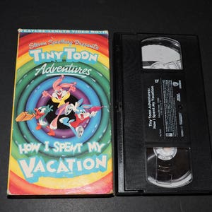 VHS & Button - VHs Tape Plus Original 1990s Tiny Toons Tv Show Promotionele Pinback Button
