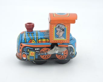 Locomotora miniatura de cuerda en funcionamiento, juguete litográfico vintage