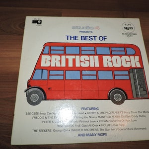 Może przedstawiać: Okładka albumu muzycznego z czerwonym, dwupiętrowym autobusem. Na przodzie autobusu widnieje napis "Studio 4 Presents The Best Of British Rock". Album zawiera wybór brytyjskich zespołów rockowych, w tym The Bee Gees, Gerry and the Pacemakers, Freddie and the Dreamers, Peter and Gordon, Dave Clark Five, Cream, The Hollies, The Seekers i Walker Brothers.