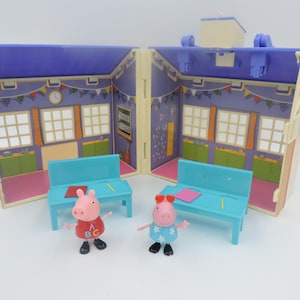 2003 Peppa Pig&#39;s Deluxe 8&quot;x 8&quot;x 7&quot; Carry School House Playset with Figures and Accessories