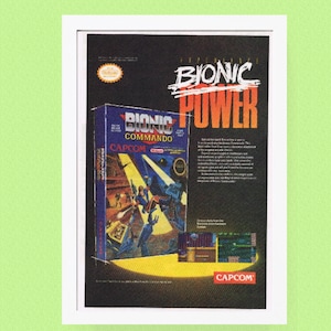 Puede incluir: Un anuncio vintage de un videojuego para Bionic Commando, un juego para el sistema de entretenimiento de Nintendo. El anuncio presenta una imagen de la caja del juego, con un personaje con un traje rojo y azul de pie en una plataforma. El anuncio también presenta el texto "Bionic Power" en una fuente roja y negrita.