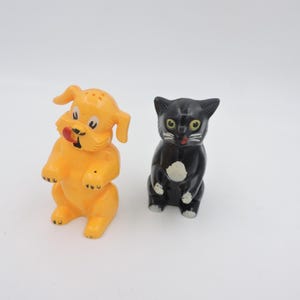 COLLECTIBLE 1950s Dog And Cat Promotion Items Vintage Salt & Pepper Shaker Pair