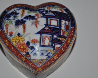 Imari Ware - Japan - Heart Shaped Porcelain Trinket Box  Vintage Jewellery Box Cache Collectible