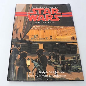 Puede incluir: Portada del libro The Illustrated Star Wars Universe con una ilustración detallada de un vehículo grande y figuras. El texto dice "Art by Ralph McQuarrie, Text by Kevin J. Anderson". El título es rojo.