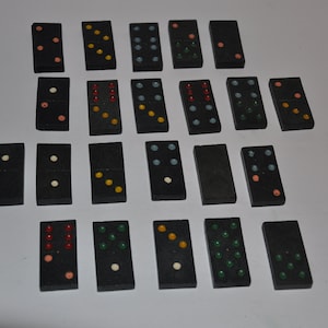 Houten gekleurde dominospeelstukken Lot 22 vintage houten dominostenen met leeuwontwerp