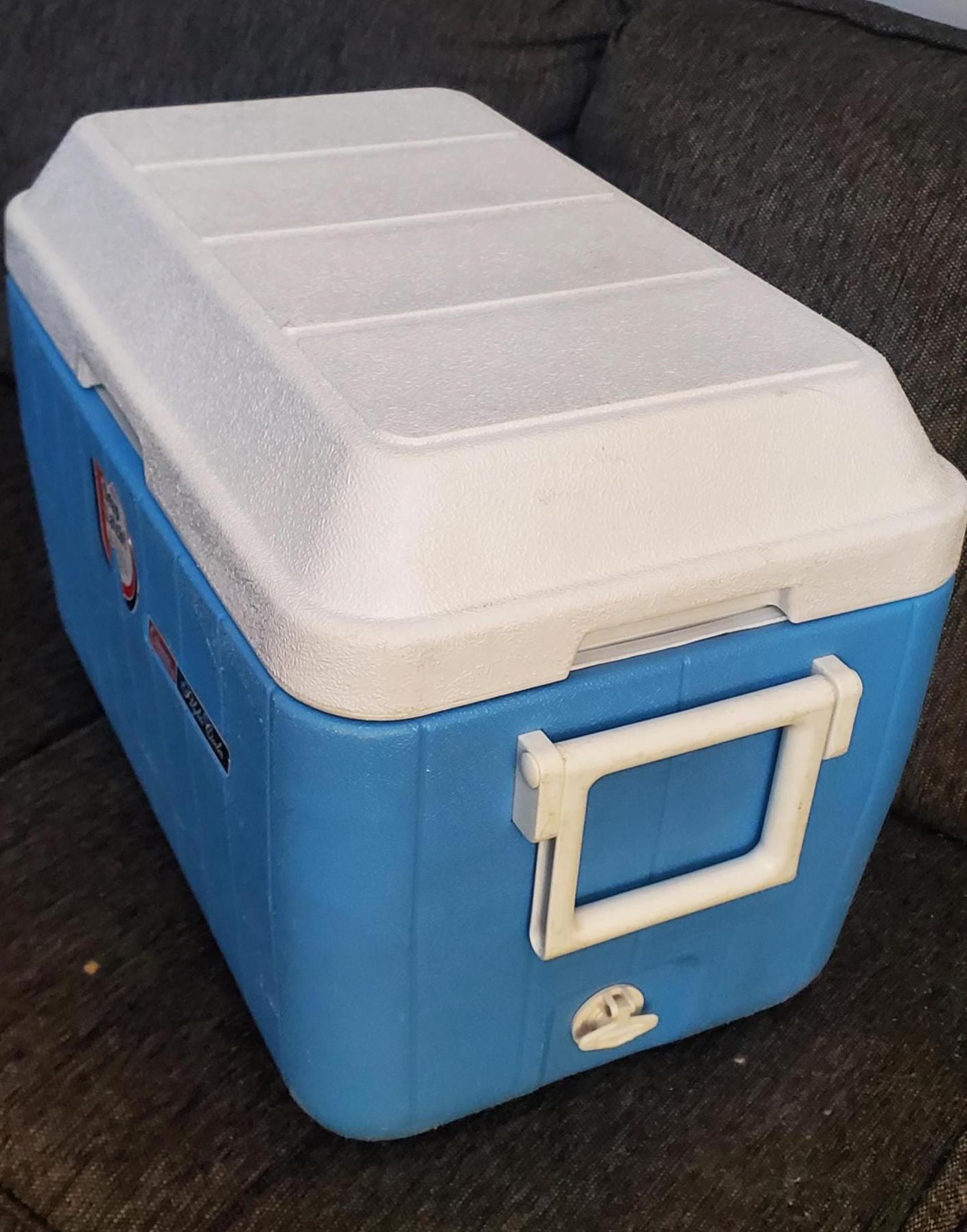 Vintage 1979 Coleman Polylite 40 Quart Blue Snap Latch Domed Lid