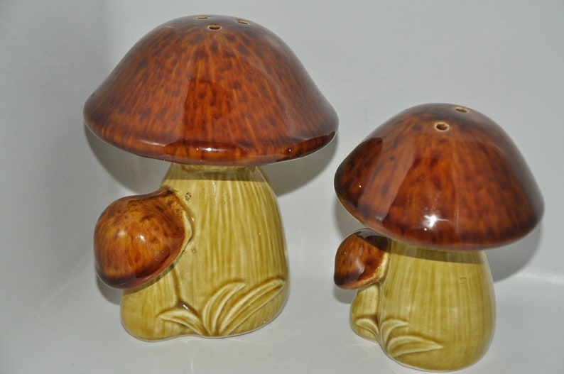 Vintage Japan MUSHROOM Salt /& Pepper Shaker Set