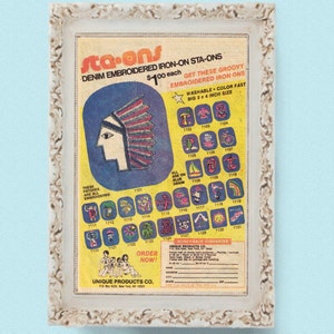 Op de afbeelding: Een vintage advertentie voor "sta-ons" strijkbare geborduurde patches voor denim. De advertentie toont een kleurrijke Native American hoofdband patch en een raster met andere patches, waaronder een zeilboot, een cactus, een zon en een paddenstoel. De tekst luidt "$ 1,00 per stuk" en "Haal deze groovy geborduurde strijkpatches".
