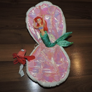 Vintage The Little Mermaid Clam Shell ,Ariel and Sebastian Disney / Zellers Toy