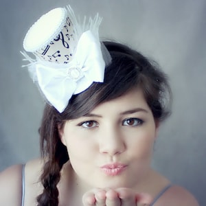 Muzieknoten Mini Hoge Hoed, Mini Hoge Hoed, Mad Hatter Hoed, Fascinator, Kentucky Derby Fascinator Hoed, Tea Party Hoed, Bruiloft Hoed, Vrouwen Hoge Hoed