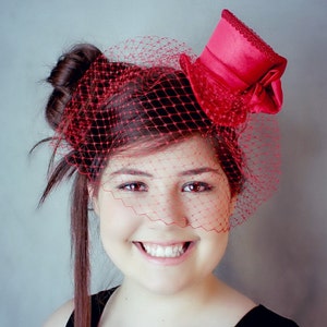 Rode Mini Hoge Hoed, Bruiloft Hoge Hoed, Mini Hoeden, Tea Party Hoed, Mad Hatter Hoed, Rode Tovenaar, Hoge Hoed, Vrouwen Mini Hoge Hoed, Vrouwen Tovenaar