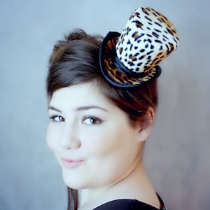 Luipaard mini-hoge hoed, mini-hoge hoed, Mad Hatter Hat, tovenaar, Kentucky Derby tovenaar hoed, Tea Party-hoed, bruiloft hoed, vrouwen hoge hoed