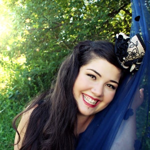 Mini Hoge Hoed, Bruiloft Hoge Hoed, Mini Hoeden, Tea Party Hoed, Mad Hatter Hoed, Beige en Zwarte Hoge Hoed, Vrouwen Mini Hoge Hoed, Vrouwen Fascinator