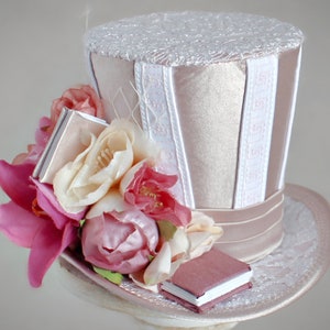 Bloem Mini Top Hat, Genaaid Mini Top Hat, Mad Hatter Kostuum Fascinator, Verjaardag Hoed, Boek Mini Top Hat, Tea Party Hat, Flower Fascinator