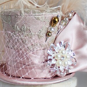 Roze mini-cilinderhoed, roze veren mini-feesthoed, roze nieuwjaars mini-cilinderhoed, dames nieuwjaar mini-hoed, roze en gouden mini-cilinderhoed