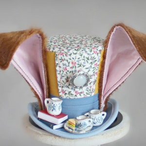 Maart Haas mini hoge hoed, bruin konijn kostuum tovenaar, bloem verjaardag mini hoge hoed, Alice in Wonderland hoed, Tea Party hoed, bruiloft hoed
