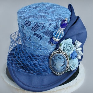 Blauwe Mini Top Hat, Monochromatic Mini Top Hat, Victoriaanse Hoed, Tea Party Flower Hat, Kentucky Derby Hat, Veil Alternative, Vrouwen Fascinator