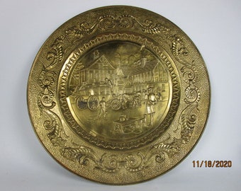 OLD ENGLISH HAMMERED Brass Plate - British Scene of Horse drawn Carriage threw Town - 23 in - Metalware