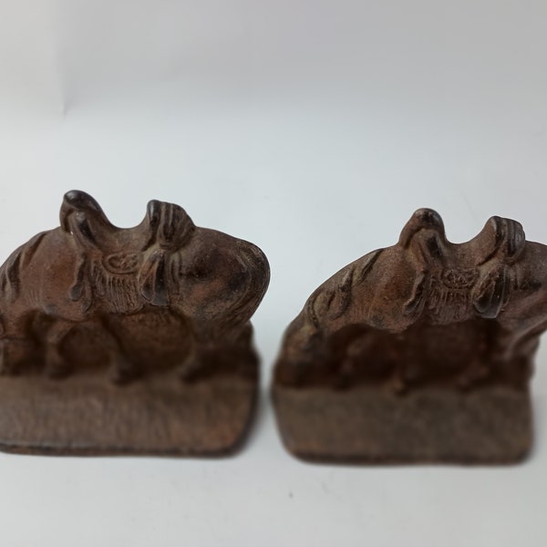 Bookends Cast Iron Featuring The Lone Saddled Horse Set of 2 BOOKENDS
