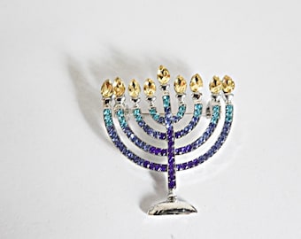 Menora Brosche, Crystal Menorah, Revers, Mantel, Buch, Taschennadel Brosche, Geburtstag, Hochzeit. Chanukka Geschenk, Jejuda Schmuck, Bat Mitzwa Geschenk