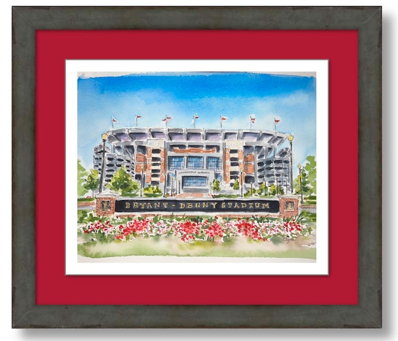 Pu&ograve; includere: Dipinto ad acquerello dello stadio Bryant-Denny, casa della squadra di football americano dei Crimson Tide dell'Universit&agrave; dell'Alabama. Lo stadio &egrave; mostrato frontalmente, con il cartello "Bryant-Denny Stadium" in primo piano.