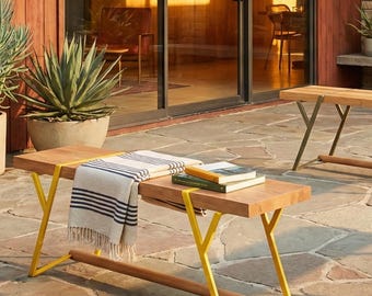 Opklapbare massief houten bank, industriële bank voor binnen en buiten, bank met kleine ingang en bedeinde, moderne kleine houten werkbank uit het midden van de eeuw