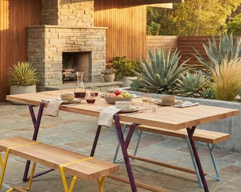 Opklapbare houten tafel buiten, terraseettafel, industrieel primitief metalen tafelonderstel, (modern restaurantinterieur uit de jaren 50)