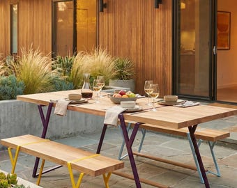 Opklapbare houten tafel buiten, terraseettafel, industrieel primitief metalen tafelonderstel, (modern restaurantinterieur uit de jaren 50)