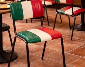 Middeleeuwse gestoffeerde leren bistrostoelen, primitieve kantoor- en keukenmeubels, industriële hotelinrichting, restaurantinterieur