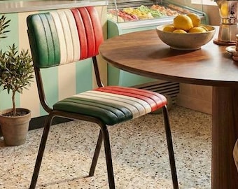Middeleeuwse gestoffeerde leren bistrostoelen, primitieve kantoor- en keukenmeubels, industriële hotelinrichting, restaurantinterieur