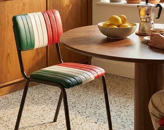Middeleeuwse gestoffeerde leren bistrostoelen, primitieve kantoor- en keukenmeubels, industriële hotelinrichting, restaurantinterieur