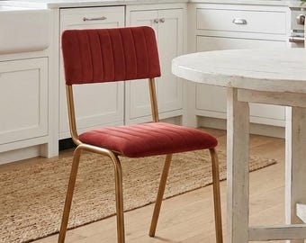 Fluwelen moderne woonkamerstoel uit het midden van de eeuw, gestoffeerde bistrostoel, stapelbare stoel accent, interieur restaurant en hotel