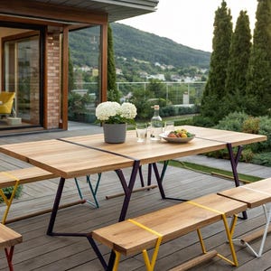 Mesa plegable de madera para exterior, mesa de comedor para patio, mueble industrial con base de metal primitivo, interior de restaurante moderno del siglo XX.