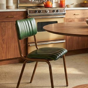 Esszimmerstuhl aus Metall im Mid-Century-Modern-Stil, gepolsterter Ledersessel, Restaurant- und Hotelinterieur, Möbel im industriellen Landhausstil