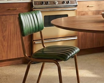 Moderne metalen eetkamerstoel uit het midden van de eeuw, met accent gestoffeerde leren stoel, restaurant- en hotelinterieur, industrieel primitief meubilair